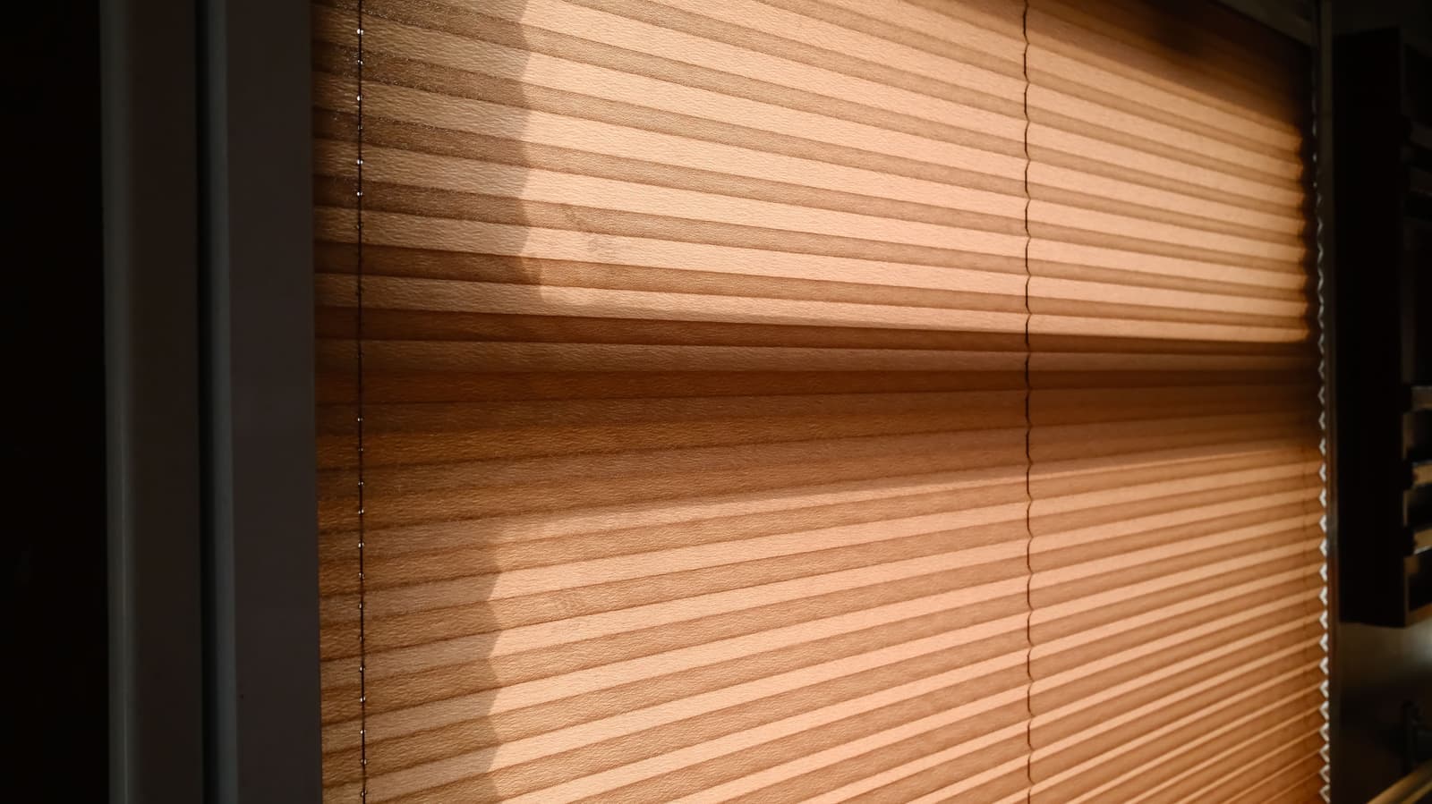 The headrail mechanism of a cordless window blind